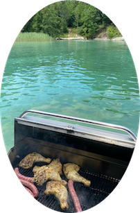 Profitez d’une expérience unique sur le lac du Bourget avec notre BBQ Boat, idéal pour un EVG, EVJF ou une sortie entre amis. Naviguez sur les eaux cristallines tout en savourant un délicieux barbecue à bord d’un bateau rond et convivial. Une activité originale qui allie détente, gourmandise et panorama exceptionnel sur les montagnes savoyardes. Réservez votre BBQ Boat à Aix-les-Bains et vivez un moment inoubliable sur l’eau !